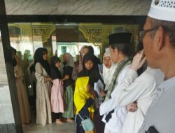 Warga RW.04 Komplek Korem Kelurahan Cilaku Santuni Anak Yatim