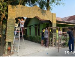 Jelang HUT Kemerdekaan RI ke-80, KKM 69 UNIBA dan Warga Desa Kemuning Bangun Gapura Merah Putih