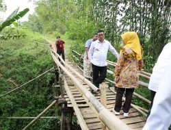 Gubernur Banten Andra Soni Tinjau Jembatan Bambu Antar Desa