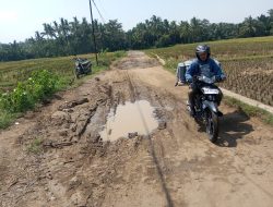 Bupati Pandeglang Tak Peduli, Jalan Rusak di Desa Tegal Papak Membahayakan