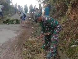 Babinsa Koramil 0602-20/Pamarayan dan Warga Bersihkan Jalan Lingkungan 