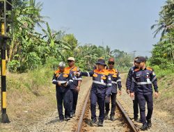 KAI Daop 5 Jmbau Masyarakat Tidak Buang Sampah di Area Rel Kereta Api