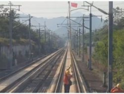 Akibat Layangan Nyangkut, Kereta Cepat Whoosh Terhenti