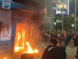 Rusuh di Ciceri Kota Serang, Demonstran Bakar Pos Polisi dan Foto Kapolri