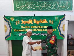 Jum’at Berkah, Babinsa Koramil 0602-05/Cipocok Jaya Berikan Bantuan untuk Musholla At-Taqwa