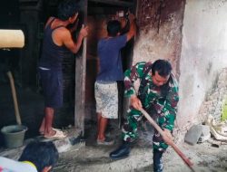 Bakti Nyata Babinsa Koramil 0602-18/Kragilan, Gotong Royong Perbaiki Rumah Warga 