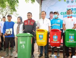 Di Desa Teluk Terate, Gubernur Banten Ikut Gotong Royong Bersihkan Sampah pada World Clean Up Day 2025