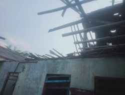 Warga Minta Perhatian Serius Seorang Kakek Tua di Serang yang Tinggal di Puing Reruntuhan Rumah