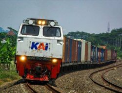 Pasca Demo, Penumpang Kereta Api Bisa Naik-Turun di Stasiun Jatinegara