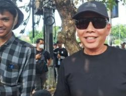 Muncul Saat Demo di DPR, Ayah Ojak Bagikan Nasi Bungkus