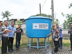 Perumda Tirta Albantani Salurkan Bantuan Toren Tangki Air Bersih