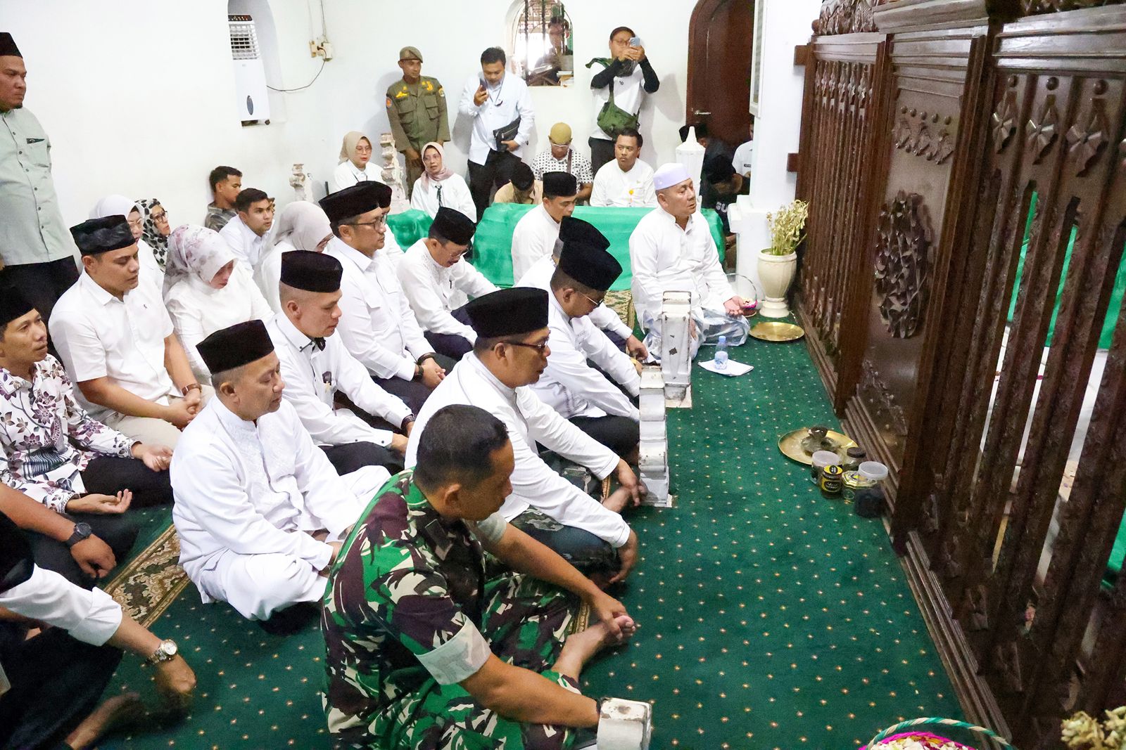 Gubernur Andra Soni Ziarah ke Makam Sultan Maulana Hasanuddin