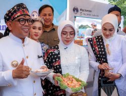 Tegaskan Aman, Gubernur Andra Soni Santap Udang Vaname Tambak Banten