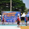 Gubernur Andra Soni Saksikan Pertandingan Open Turnamen Bola Volley Piala Gubernur Banten 2025 di Kota Serang