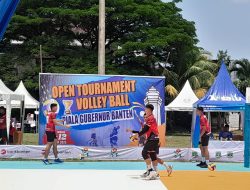 Gubernur Andra Soni Saksikan Pertandingan Open Turnamen Bola Volley Piala Gubernur Banten 2025 di Kota Serang