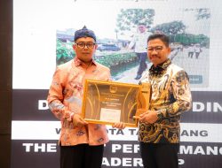 Andra Soni Terima Penghargaan Tangerang Pos Award