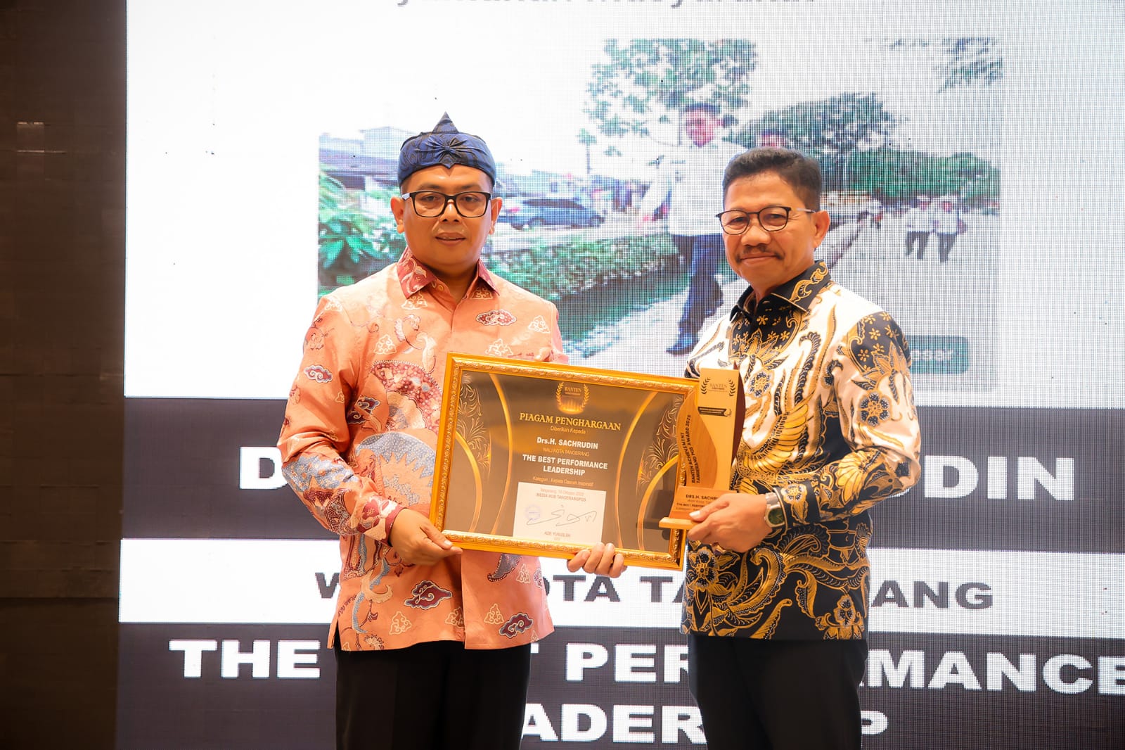 Andra Soni Terima Penghargaan Tangerang Pos Award