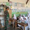 Sampai ke Meja Siswa, Babinsa Koramil 0602-12/Ciomas Pastikan Distribusi MBG Tepat Sasaran