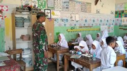 Sampai ke Meja Siswa, Babinsa Koramil 0602-12/Ciomas Pastikan Distribusi MBG Tepat Sasaran