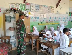 Sampai ke Meja Siswa, Babinsa Koramil 0602-12/Ciomas Pastikan Distribusi MBG Tepat Sasaran