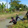 Babinsa Koramil 0602-10/Pontang Gelar Karya Bakti Pembersihan Sungai di Desa Sukanegara