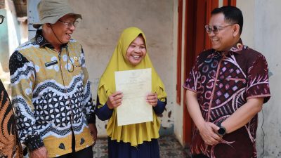 Dekatkan Pelayanan, Kanwil BPN Banten Antar Sertipikat PTSL Langsung ke Warga