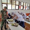 Babinsa Koramil 0602-20/Pamarayan Dampingi Penyaluran MBG di SMPN 2