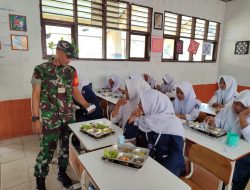 Babinsa Koramil 0602-20/Pamarayan Dampingi Penyaluran MBG di SMPN 2