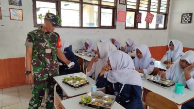 Babinsa Koramil 0602-20/Pamarayan Dampingi Penyaluran MBG di SMPN 2