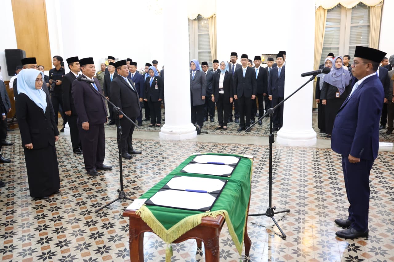 Gubernur Andra Soni Tekankan Responsivitas dan Integritas saat Lantik 23 Pejabat Pimpinan Tinggi Pratama
