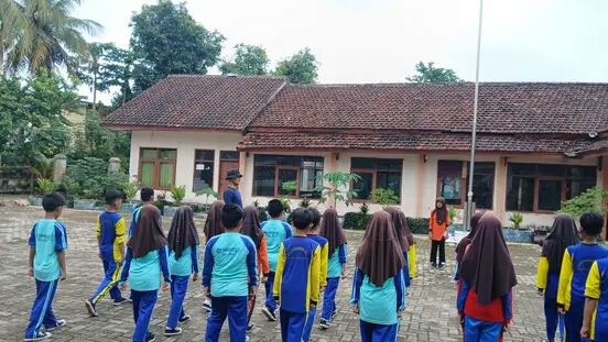 Kanit Binmas Polsek Jiput Latih Siswa SDN Pamarayan 1 