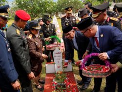 Gubernur Andra Soni Pimpin Upacara Ziarah Hari Pahlawan di TMP Ciceri