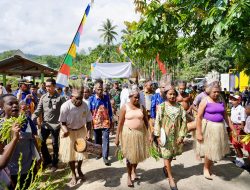 Menteri Nusron Sosialisasikan Pendaftaran Tanah Ulayat dan Serahkan Sertipikat Rumah Ibadah
