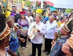 Menteri Nusron Serahkan Sertipikat di Papua