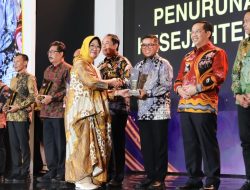 Sukses Turunkan Ketimpangan, Gubernur Banten Andra Soni Terima Penghargaan Kinerja Pemda dari Kemendagri