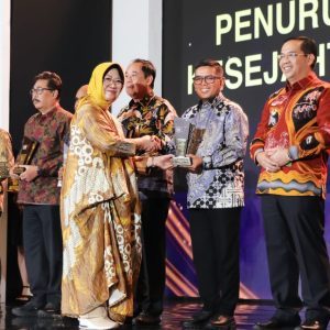 Sukses Turunkan Ketimpangan, Gubernur Banten Andra Soni Terima Penghargaan Kinerja Pemda dari Kemendagri