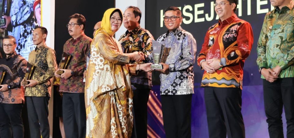 Sukses Turunkan Ketimpangan, Gubernur Banten Andra Soni Terima Penghargaan Kinerja Pemda dari Kemendagri