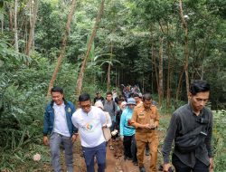 Tinjau Curug Cimanggung, Gubernur Andra Soni Prioritaskan Infrastruktur Wisata Lewat Program ‘Bang Andra’ ​