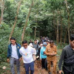 Tinjau Curug Cimanggung, Gubernur Andra Soni Prioritaskan Infrastruktur Wisata Lewat Program ‘Bang Andra’ ​