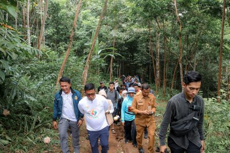 Tinjau Curug Cimanggung, Gubernur Andra Soni Prioritaskan Infrastruktur Wisata Lewat Program ‘Bang Andra’ ​