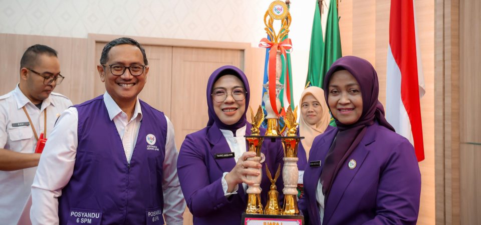 Penguatan Posyandu di Banten, Tinawati Andra Soni Buka Rakorda dan Serahkan Penghargaan