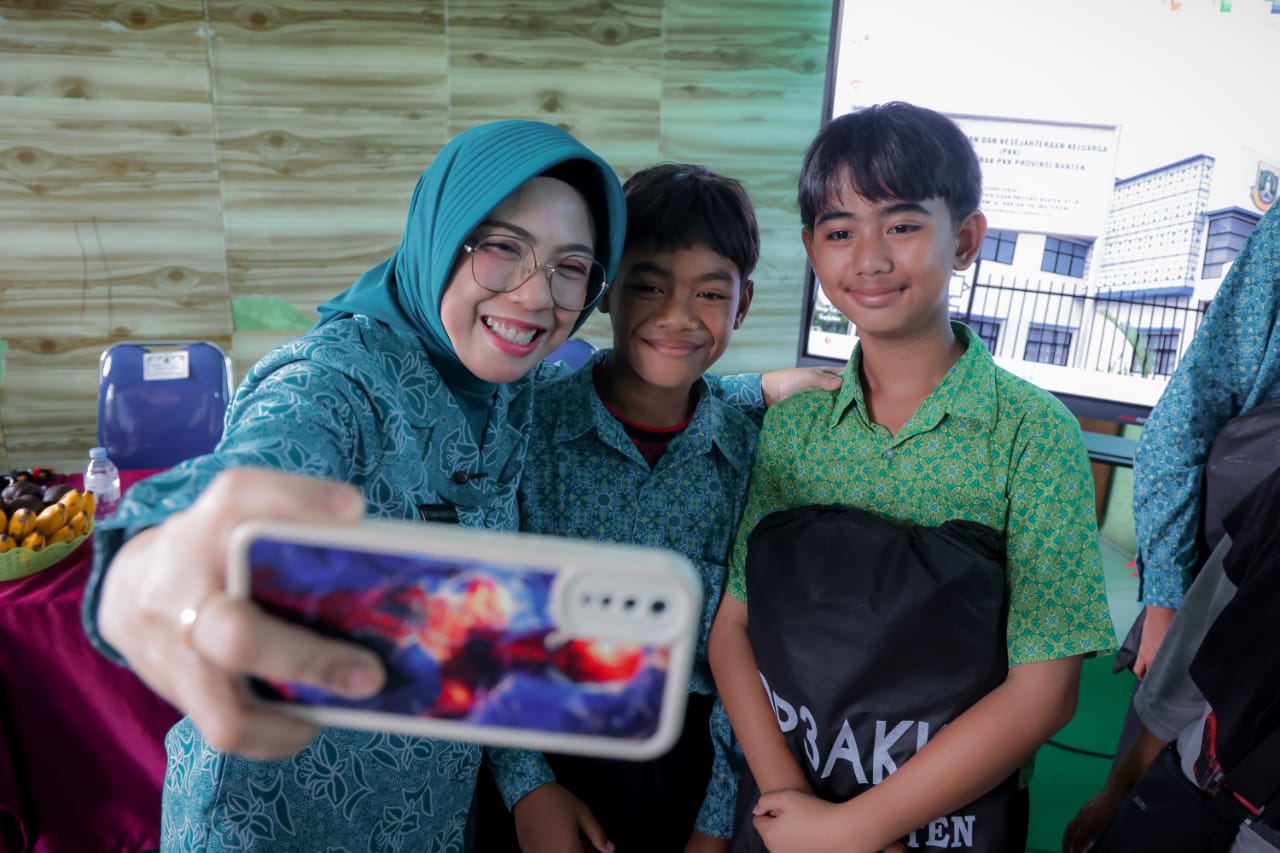 Ketua TP PKK Tinawati Andra Soni Bangga dan Haru Lihat Semangat Belajar Anak-anak Istimewa