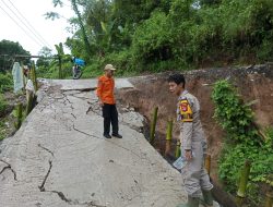 Respon Cepat Polsek Panggarangan Bersama BPBD dan Warga, Jalan Longsor di Desa Hegarmanah Kini Bisa Dilalui