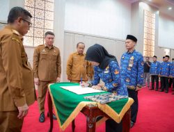 Lantik 64 Pejabat Fungsional, Gubernur Andra Soni Tekankan Kualitas Pendidikan dan Pencegahan Tawuran
