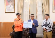 Gubernur Andra Soni Salurkan Bantuan Kemanusiaan PGRI Banten Rp1 Miliar untuk Korban Bencana di Sumatera