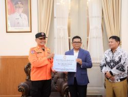 Gubernur Andra Soni Salurkan Bantuan Kemanusiaan PGRI Banten Rp1 Miliar untuk Korban Bencana di Sumatera