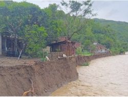 Abrasi Sungai Cimandiri Mengancam, Puluhan Warga Sukabumi Mengungsi