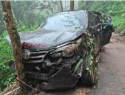 Mobil Fortuner Masuk Jurang di Kawasan Wisata Bromo, Dua Orang Tewas