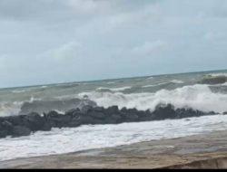 Breaking News : Cuaca Ekstrem di Selat Sunda, Wisatawan Diimbau Waspada