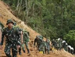 Potret Pasukan TNI Jalan Kaki Lewati Medan Berat Demi Salurkan Bantuan ke Tapteng
